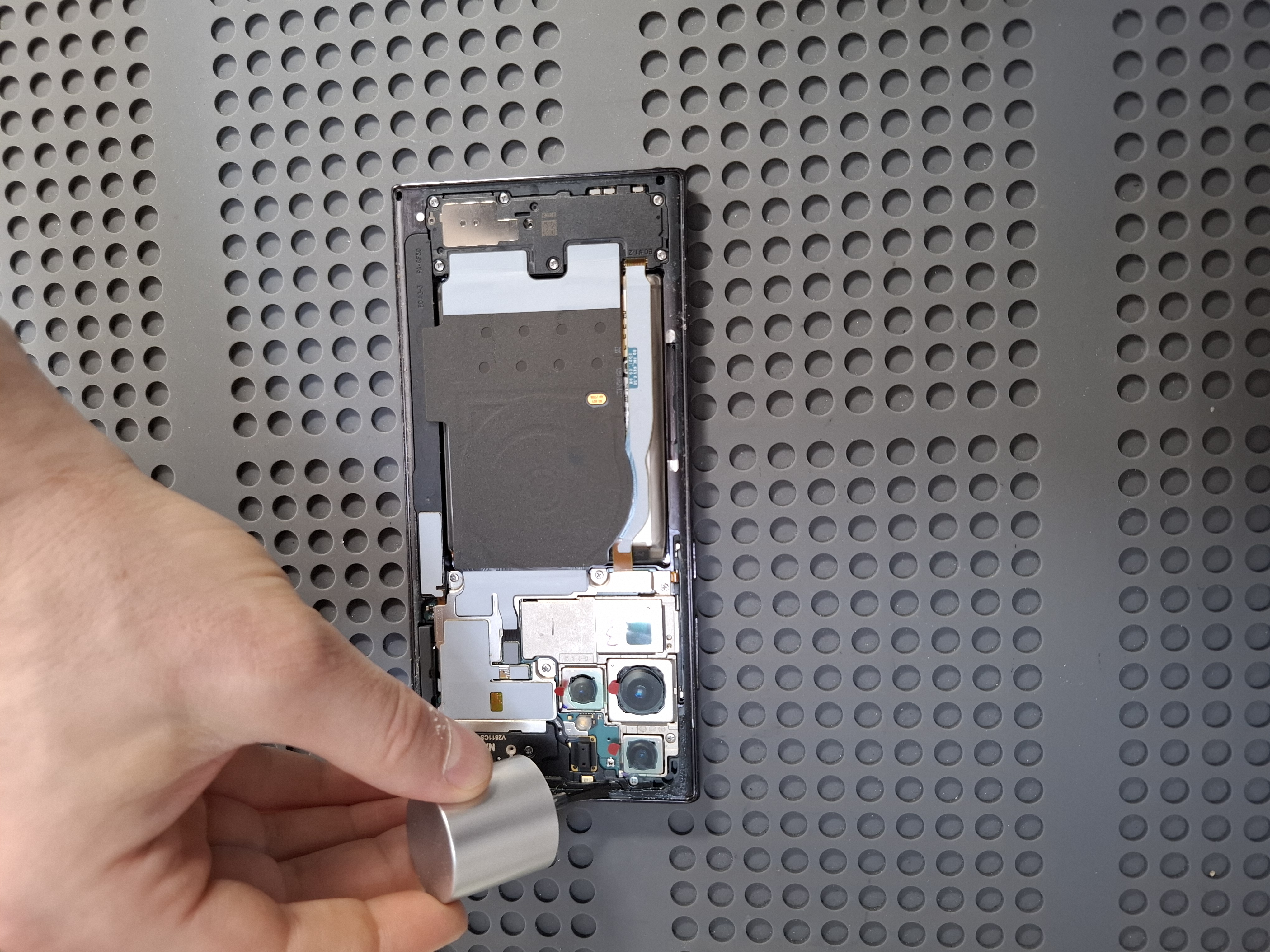 Нанесение праймера на корпус Samsung Galaxy