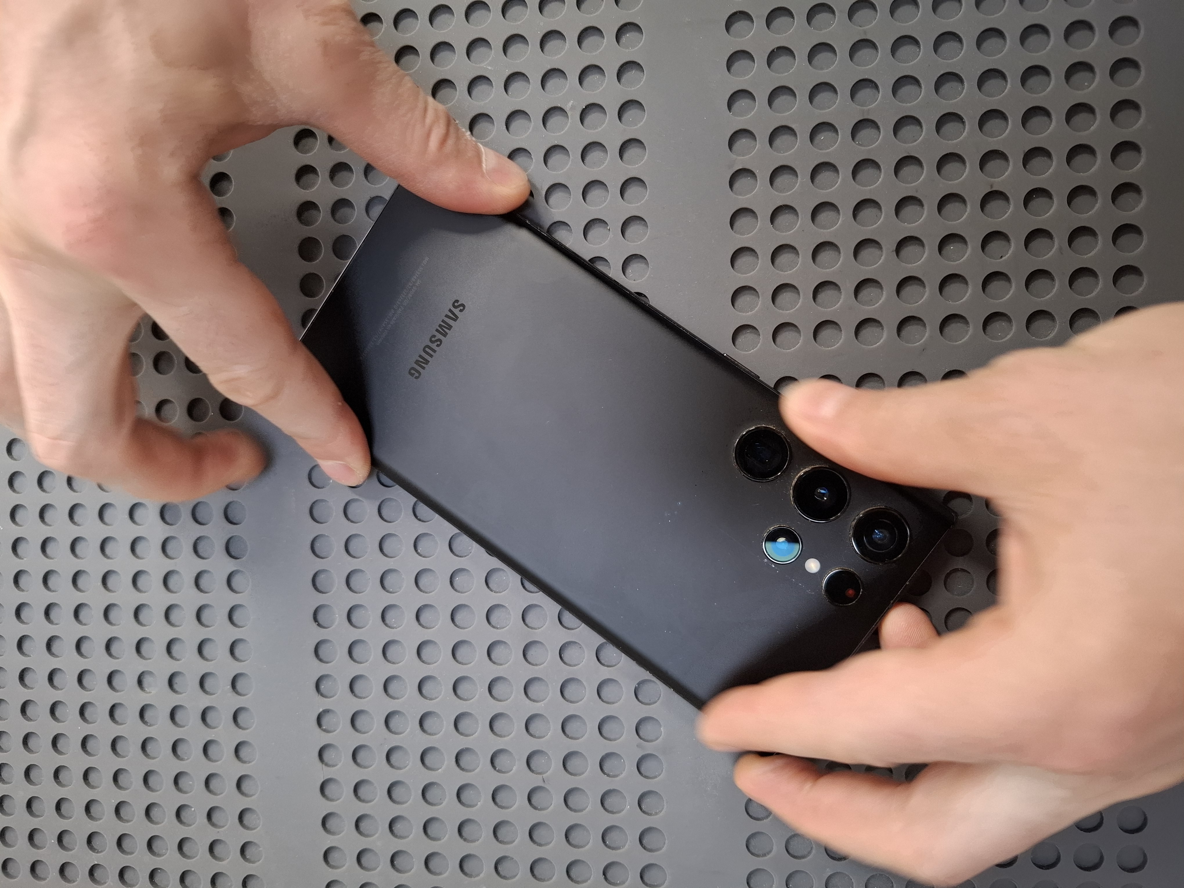 Проверка фиксации задней крышки Samsung Galaxy