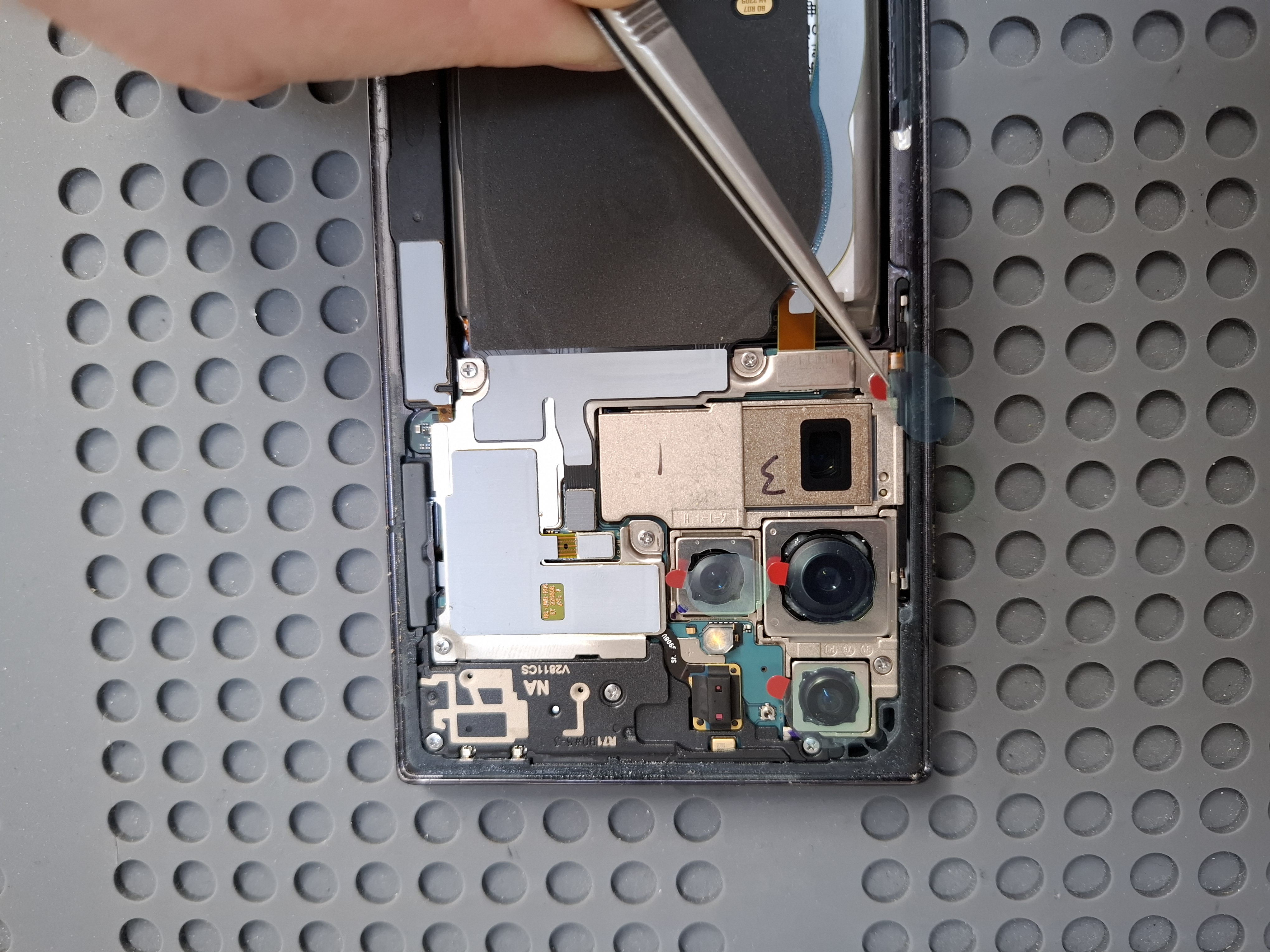 Снятие защитных наклеек с камеры Samsung Galaxy