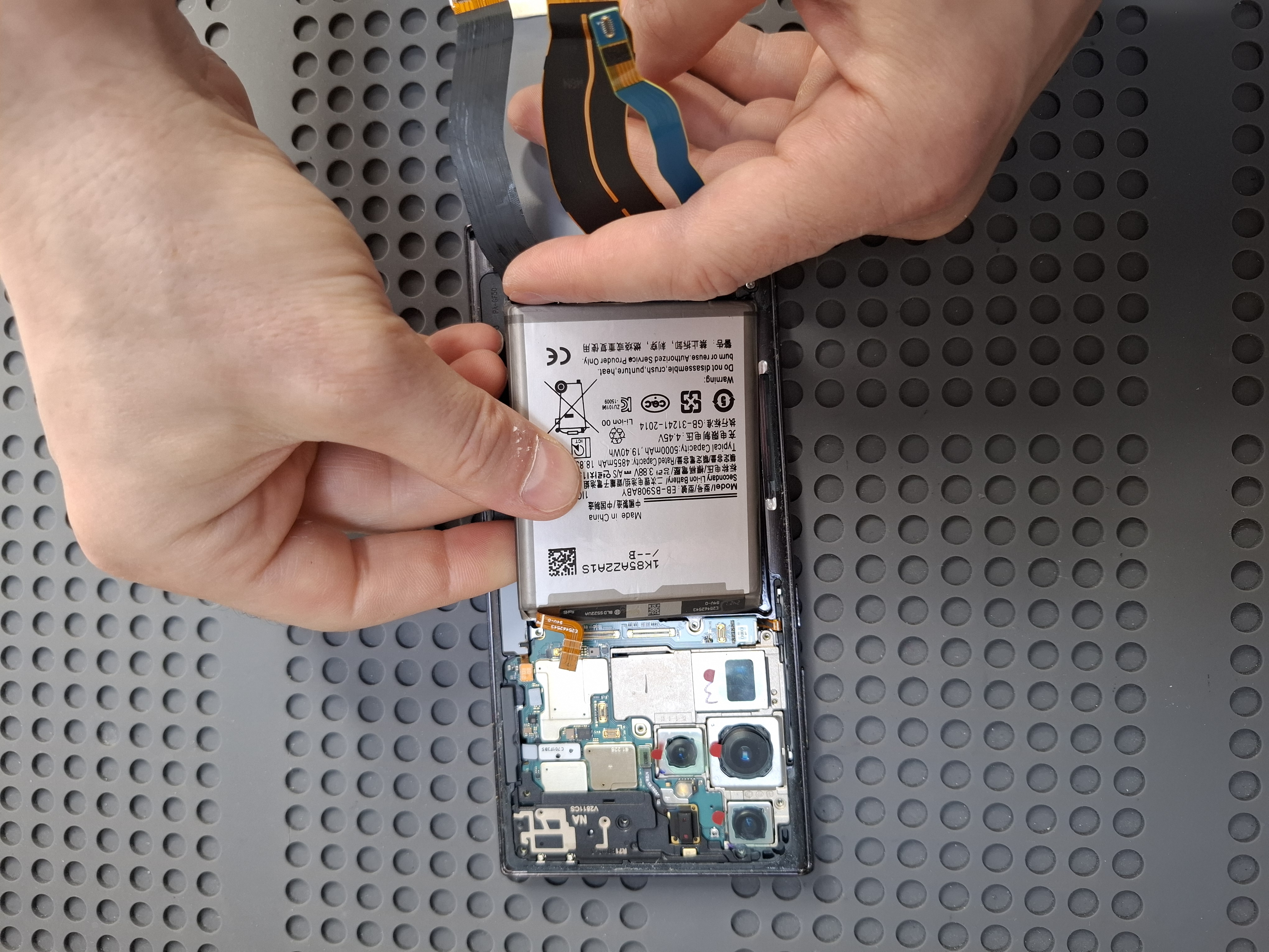 Установка аккумулятора Samsung Galaxy.