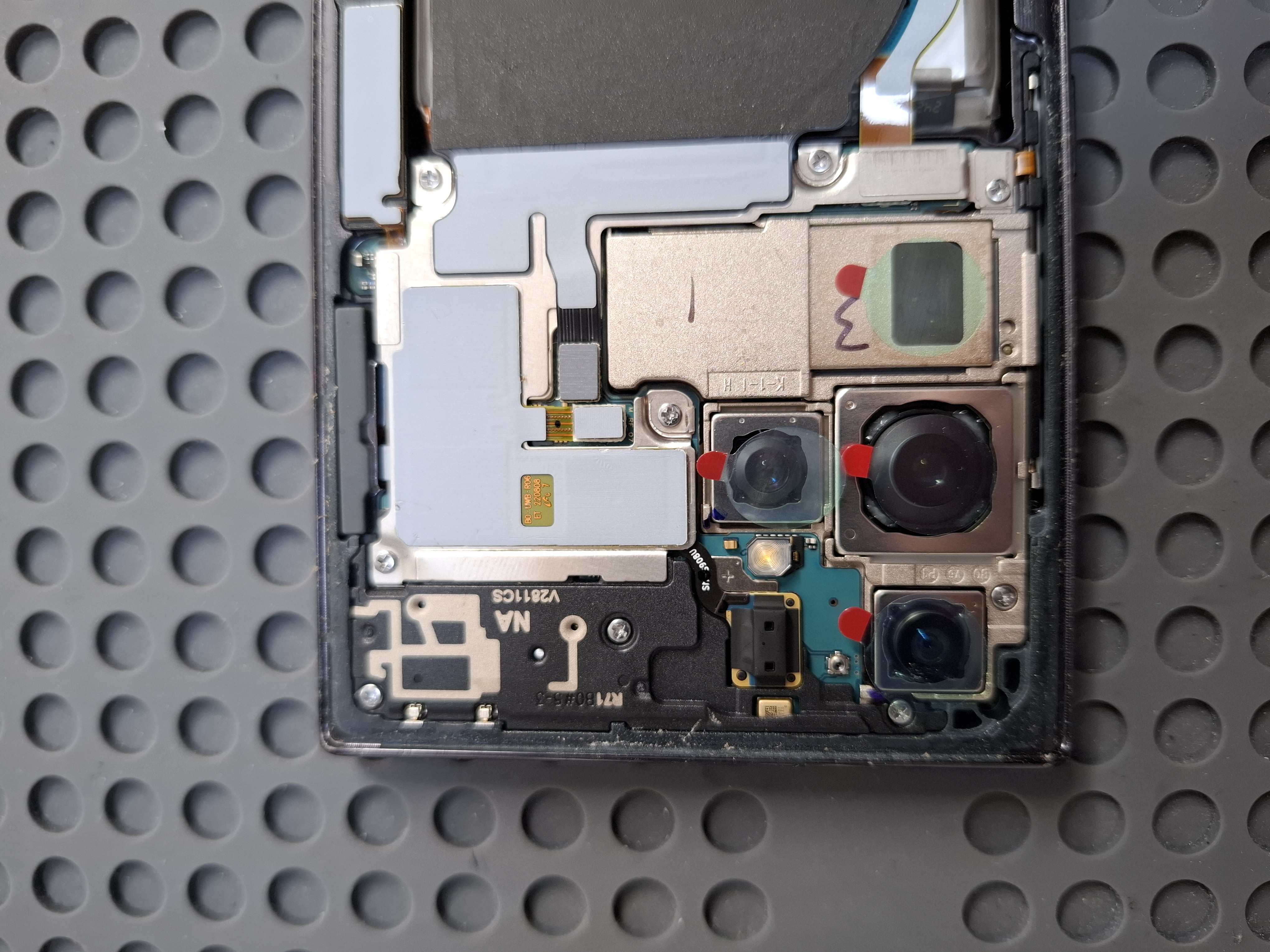 Винты закреплены на корпусе Samsung Galaxy